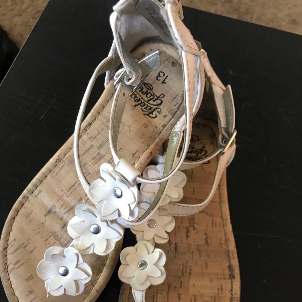 White flower sandles